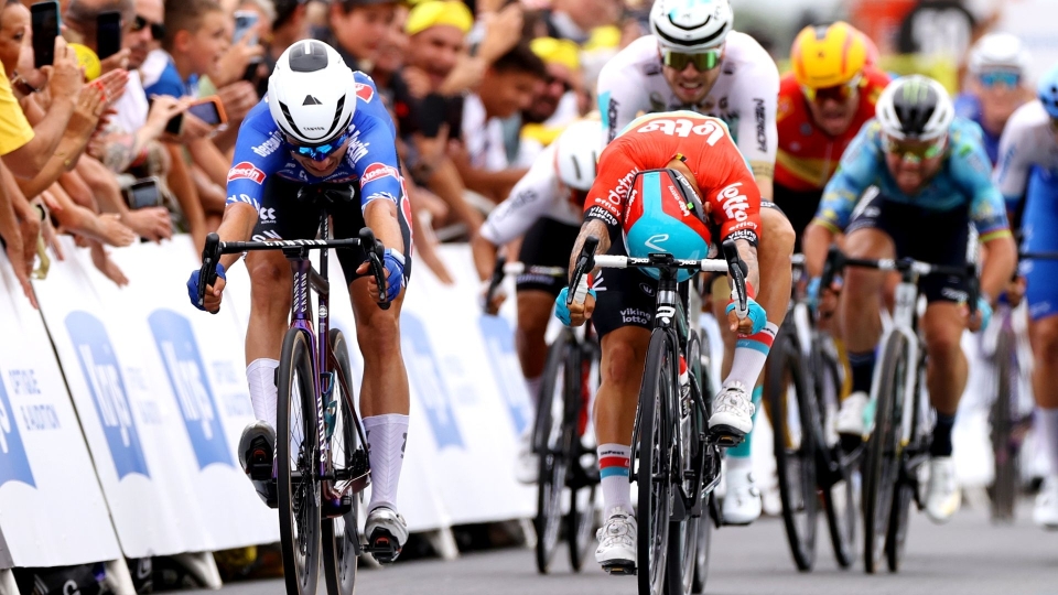 Caleb Ewan secondo alle spalle di Jasper Philipsen Caleb Ewan, Jasper Philipsen