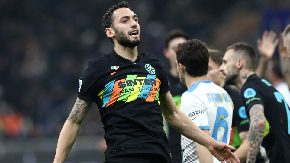 Hakan Calhanoglu è andato in gol su rigore anche contro il Napoli Calhanoglu