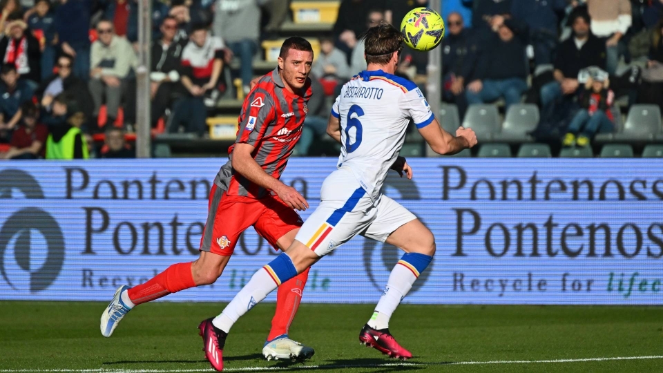 Baschirotto non solo ferma Ciofani, ma segna il vantaggio salentino Cremonese-Lecce 0-2