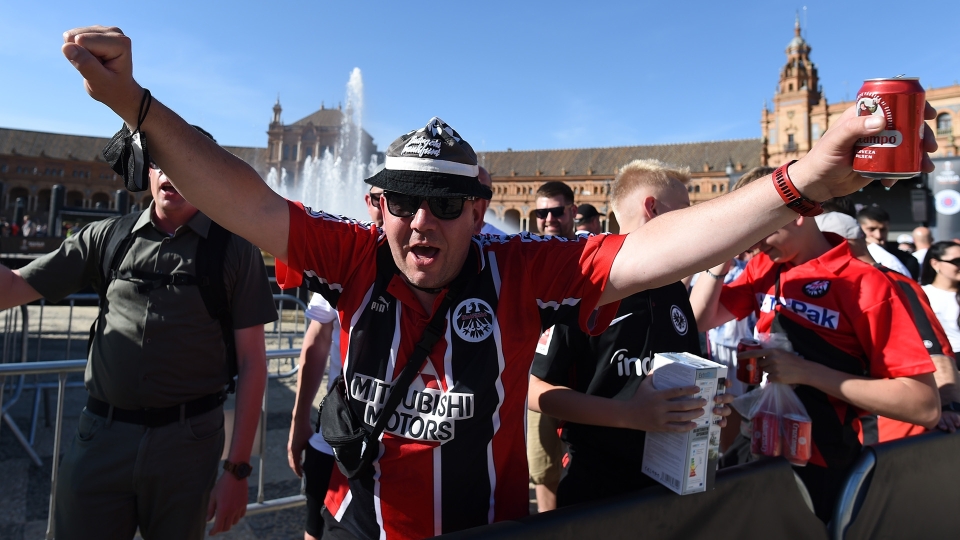 Delirio a Siviglia: i tifosi di Eintracht e Rangers invadono la città, le foto