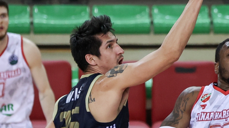 Derek Willis in azione con Brindisi Derek Willis