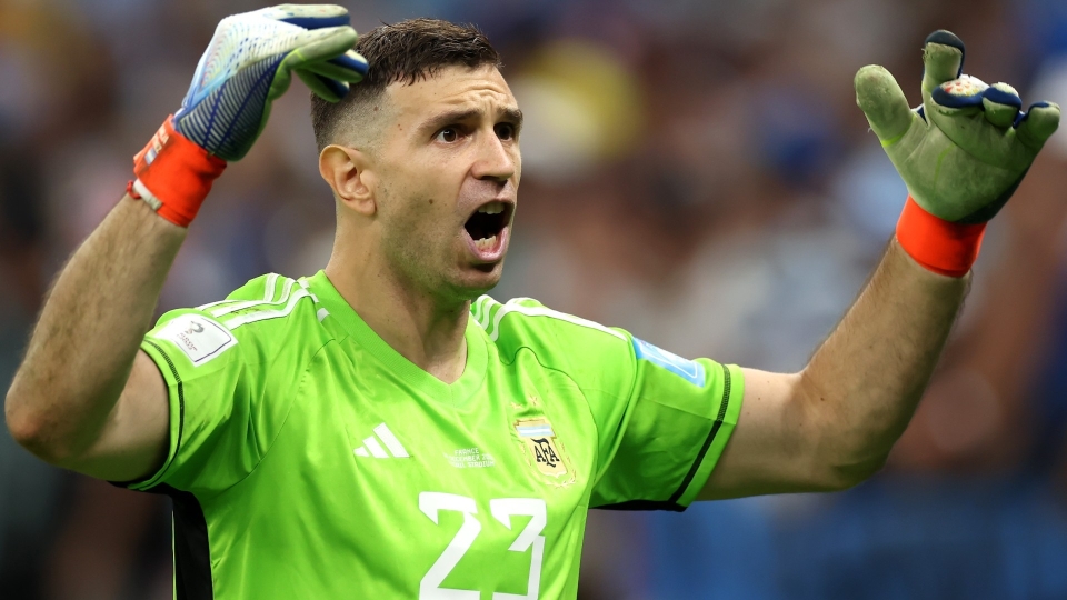 Emiliano Martinez saved Kingsley Coman\ Emiliano Martinez