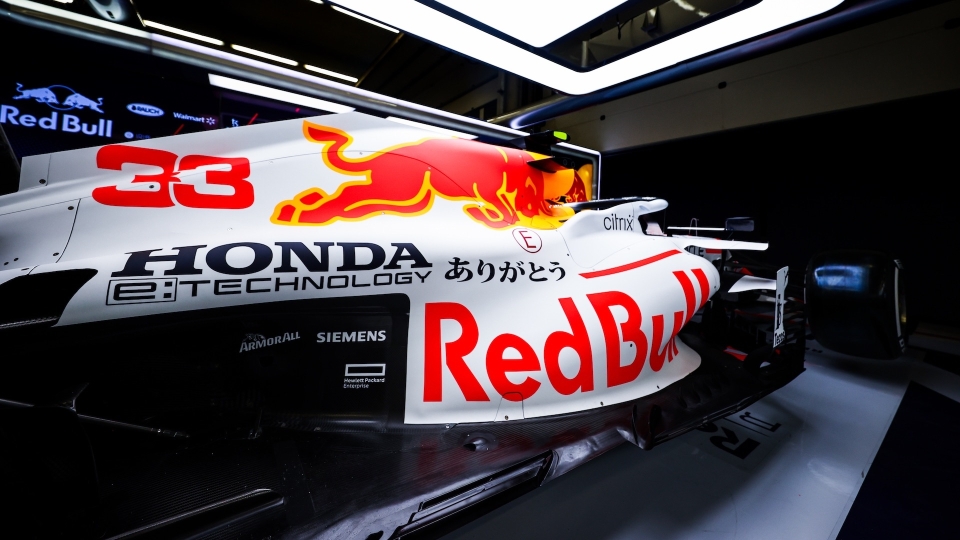 F1: le foto della Red Bull in livrea bianca