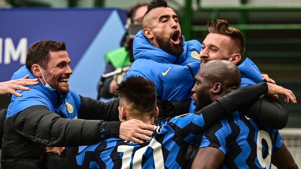 Festa Inter dopo il gol di Lukaku