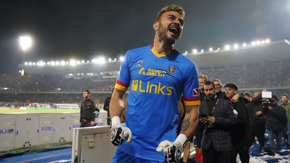 Gabriel Vasconcelos esulta per la promozione in A del Lecce Gabriel
