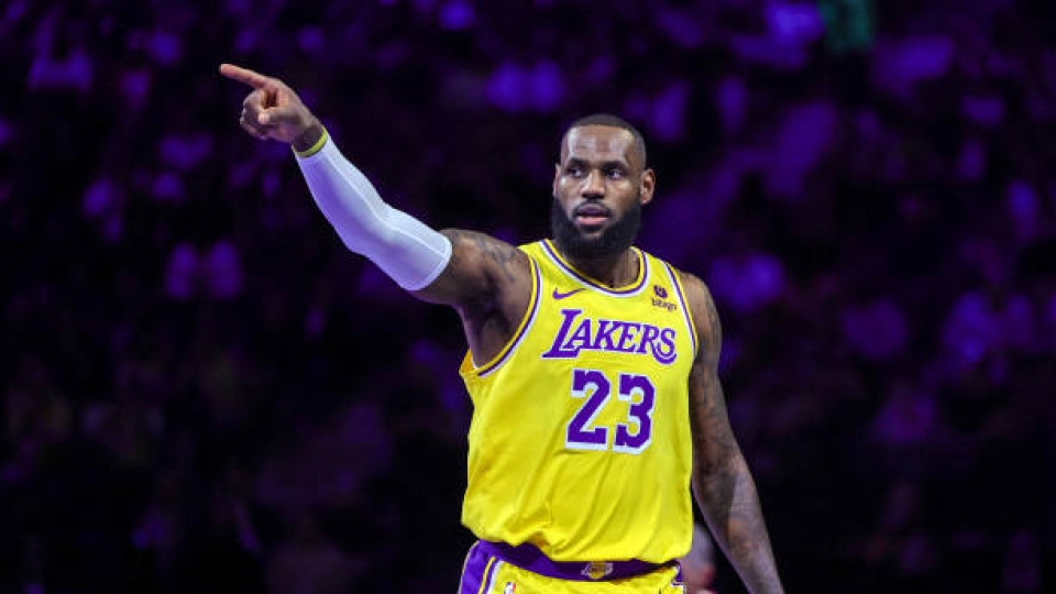 Il tempo sembra non passare mai per LeBron James, autore di 30 punti nella sfida vinta nettamente dai Lakers contro New Orleans LeBron James