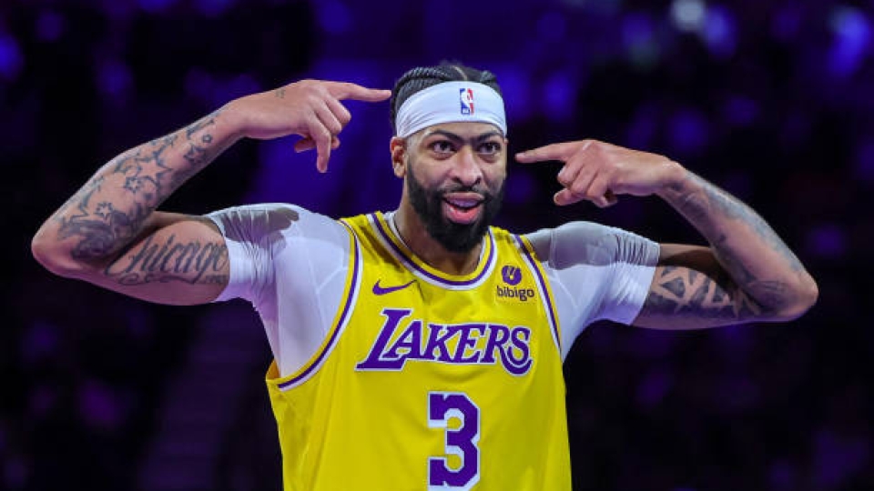 Anthony Davis ha realizzato 41 punti nel successo in volata dei Lakers contro i Toronto Raptors Anthony Davis