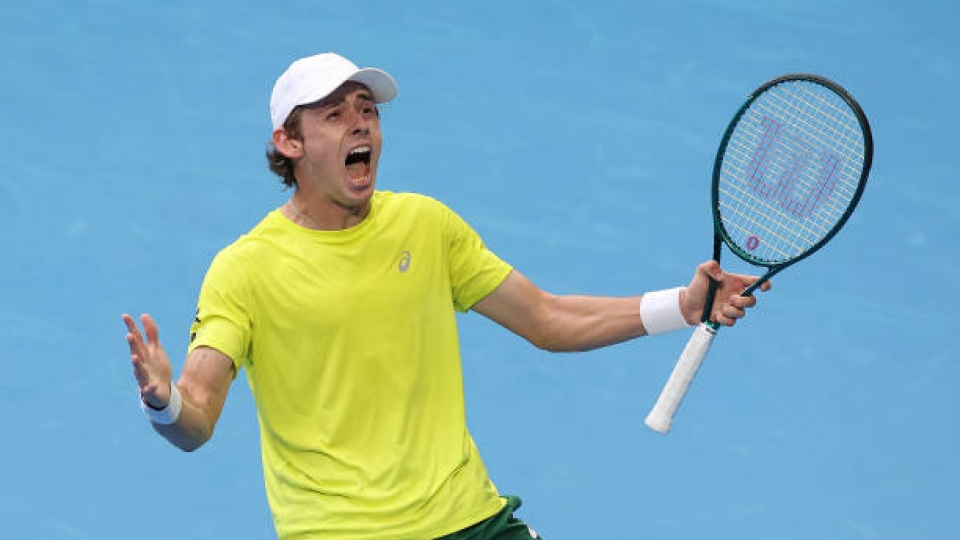 Alex De Minaur può esultare: ha appena battuto il numero uno al mondo Novak Djokovic Alex De Minaur