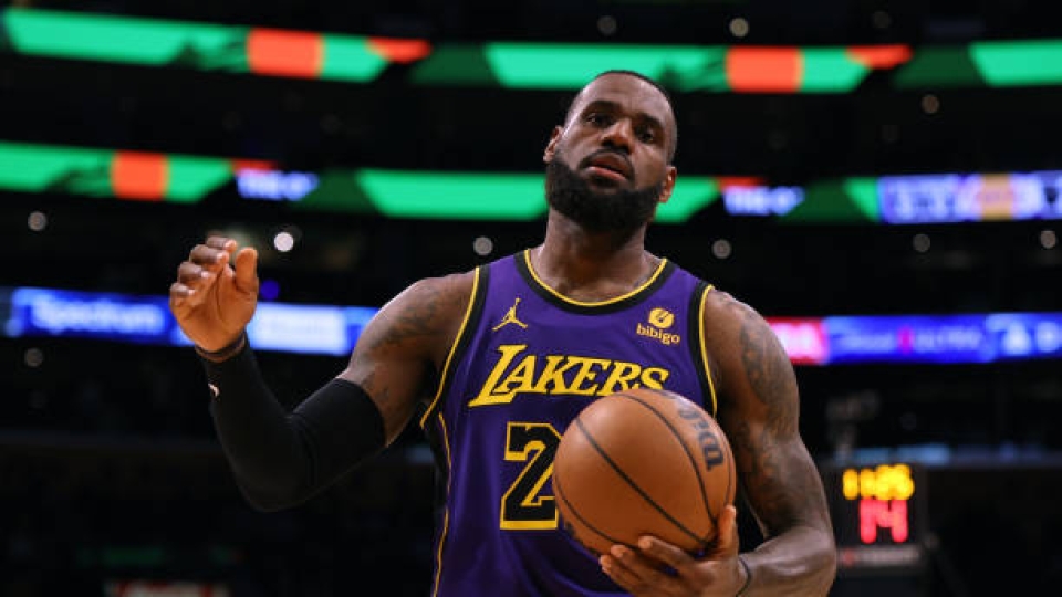 LeBron James è deluso: i suoi Lakers hanno perso sette delle ultime dieci partite disputate LeBron James