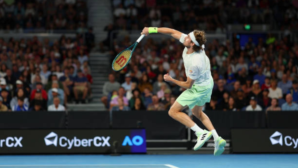 Stefanos Tsitsipas alla battuta Stefanos Tsitsipas