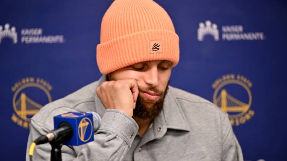 Stephen Curry è abbacchiato: nonostante una serata da 60 punti, i suoi Warriors si sono arresi ad Atlanta Stephen Curry
