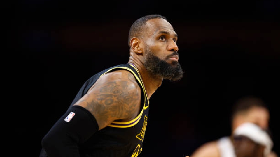 LeBron James è stato determinante per la rimonta dei Lakers nel derby con i Clippers LeBron James
