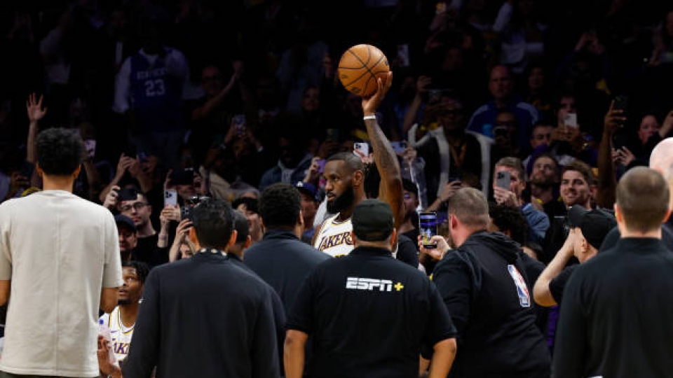 Nonostante la sconfitta con i Denver Nuggets, LeBron James può comunque essere orgoglioso del traguardo appena raggiunto LeBron James