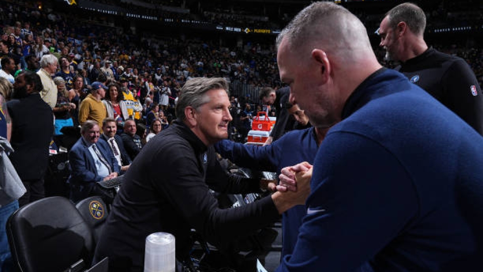 Il coach di Minnesota, Chris Finch, saluta quello di Denver, Mike Malone al termine di gara 7 Chris Finch