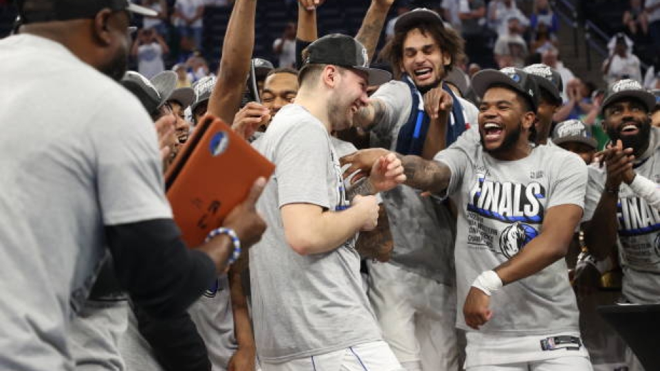 Luka Doncic festeggia insieme ai compagni la qualificazione per le NBA Finals Luka Doncic
