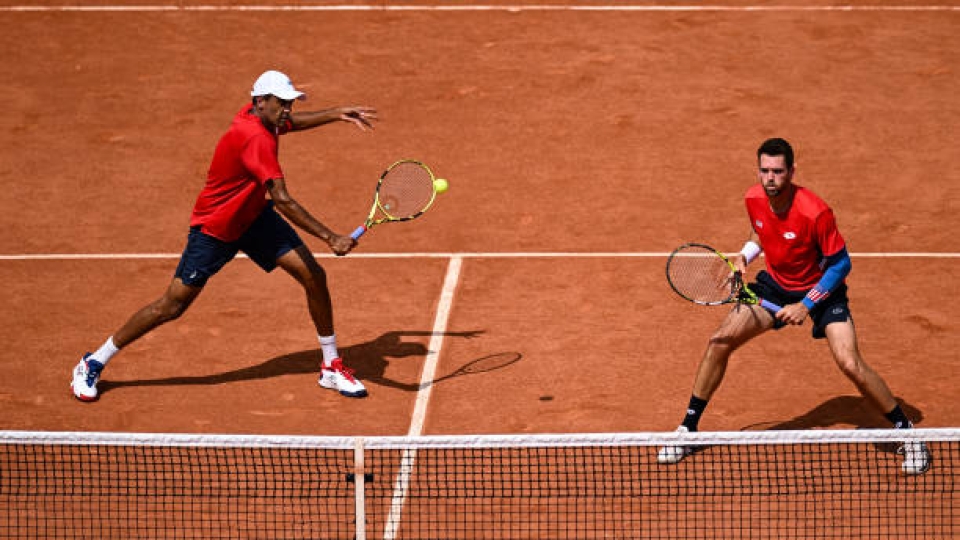 Rajeev Ram e Austin Krajicek in azione durante un incontro delle Olimpiadi di Parigi Rajeev Ram, Austin Krajicek