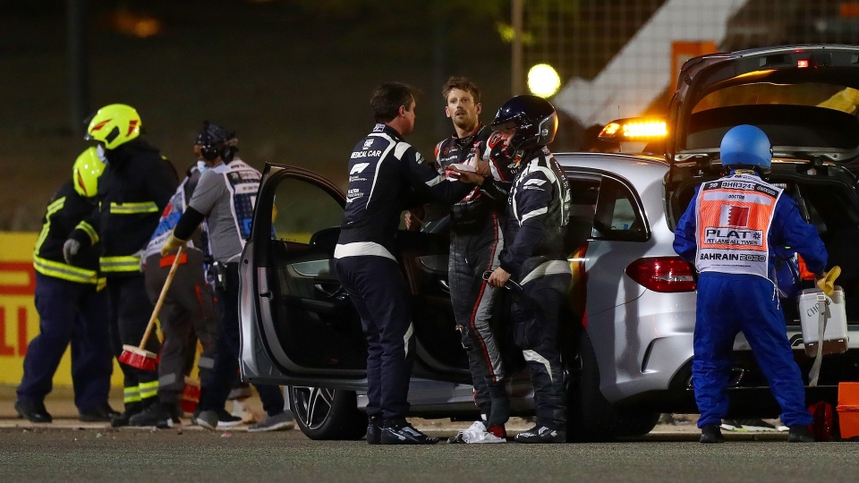 Grosjean fuori dalla sua vettura
