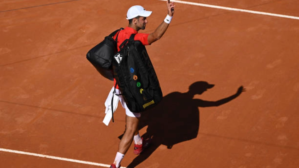 Novak Djokovic saluta il pubblico del Foro Italico