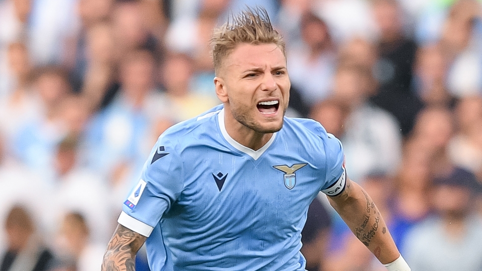 Ciro Immobile non ha fatto mancare nel 2021 il consueto apporto di generosità e pericolosità alla causa della Lazio. Il centravanti della Nazionale guida la classifica dei giocatori che hanno fatto più tiri nello specchio: 63, tre in più rispetto a Vlahovic, che si è quindi distinto per una superiore precisione, e sei in più rispetto a Lorenzo Insigne I record del 2021