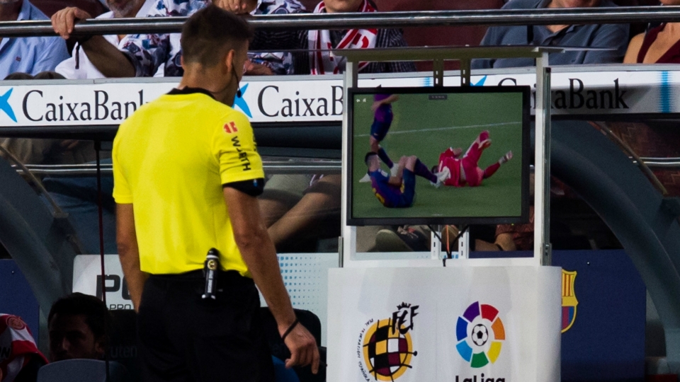 Jesus Gil Manzano checks VAR