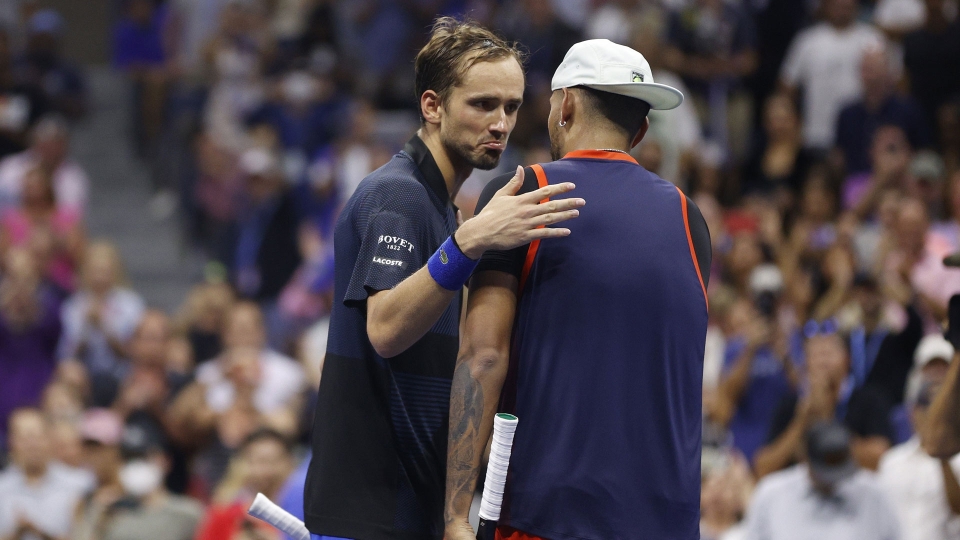 Daniil Medvedev si complimenta con Nick Kyrgios dopo il match degli US Open Kyrgios, Medvedev