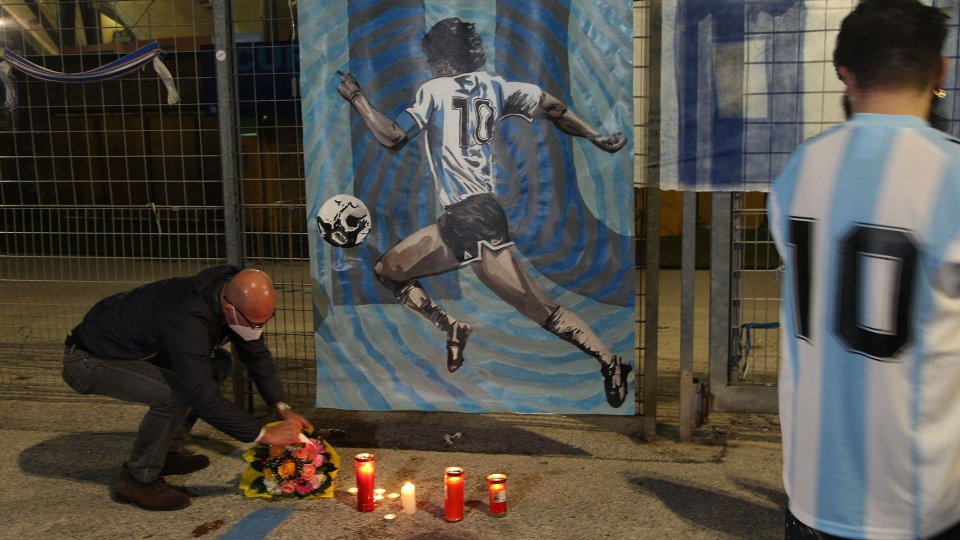 La morte di Maradona spezza i cuori dei tifosi
