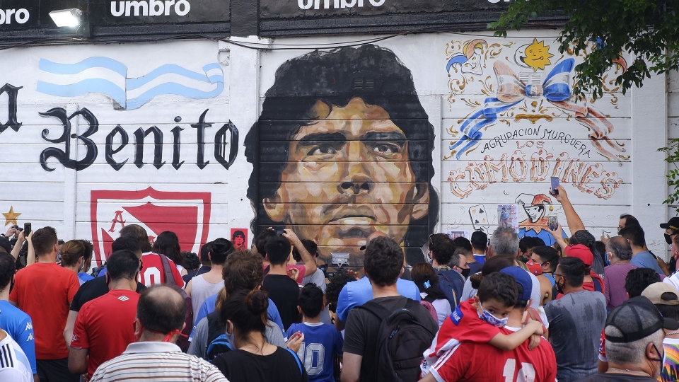 La morte di Maradona spezza i cuori dei tifosi