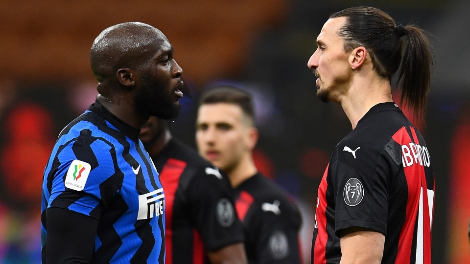 Le foto dello scontro tra Ibra e Lukaku