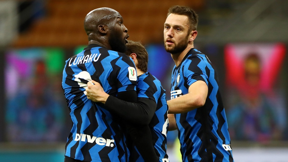 Le foto dello scontro tra Ibra e Lukaku