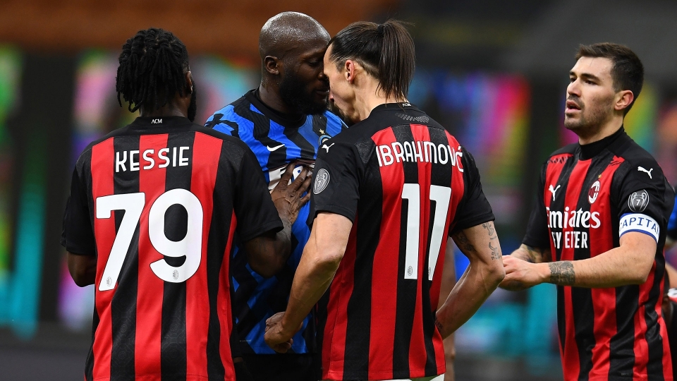 Le foto dello scontro tra Ibra e Lukaku