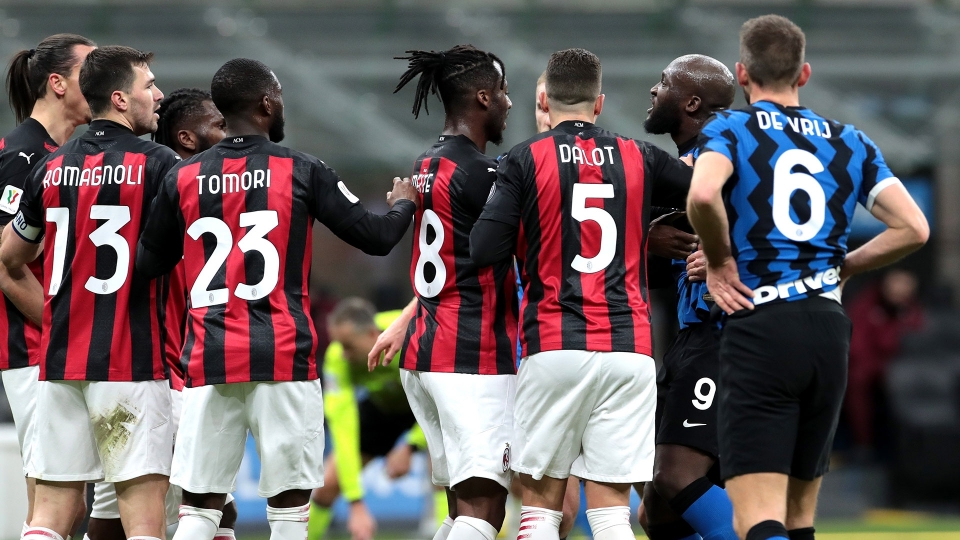 Le foto dello scontro tra Ibra e Lukaku
