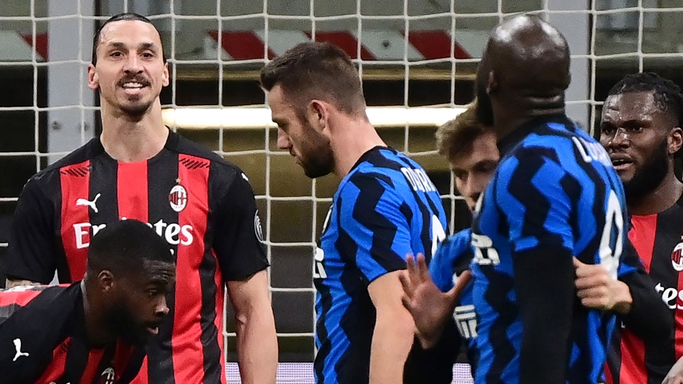 Le foto dello scontro tra Ibra e Lukaku
