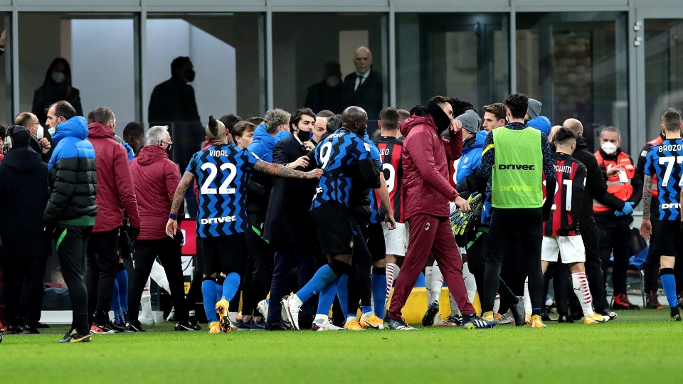 Le foto dello scontro tra Ibra e Lukaku