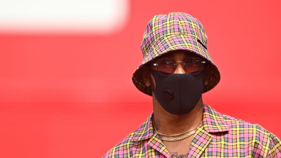 Lewis Hamilton sbalordisce con il nuovo look