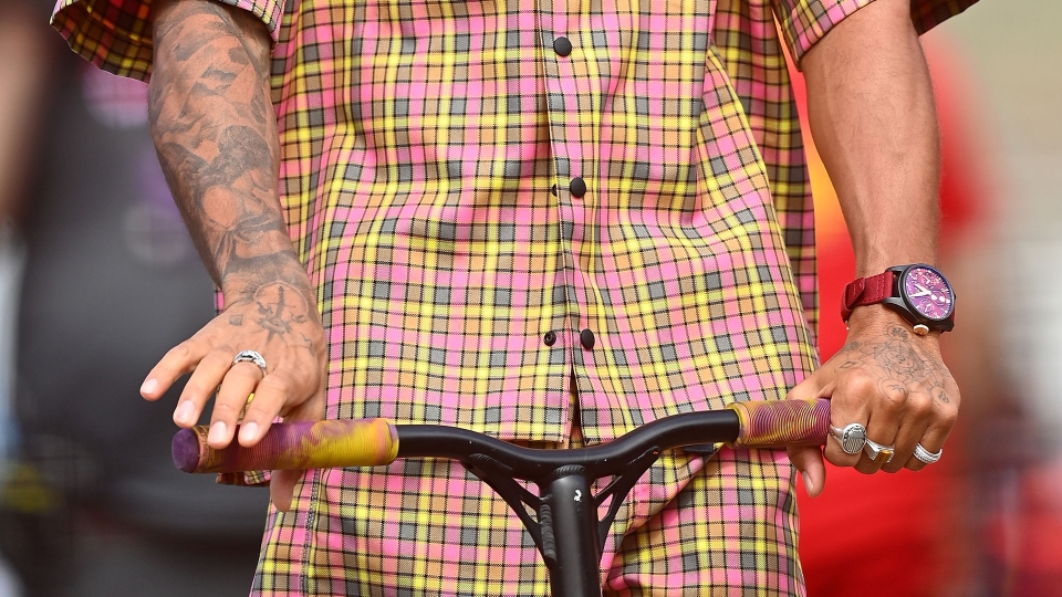 Lewis Hamilton sbalordisce con il nuovo look