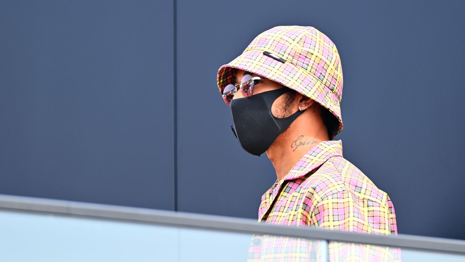 Lewis Hamilton sbalordisce con il nuovo look