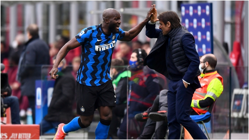 Antonio Conte and Romelu Lukaku celebrate Lukaku - cropped