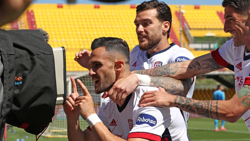Lykogiannis celebrating Benevento Cagliari Serie A