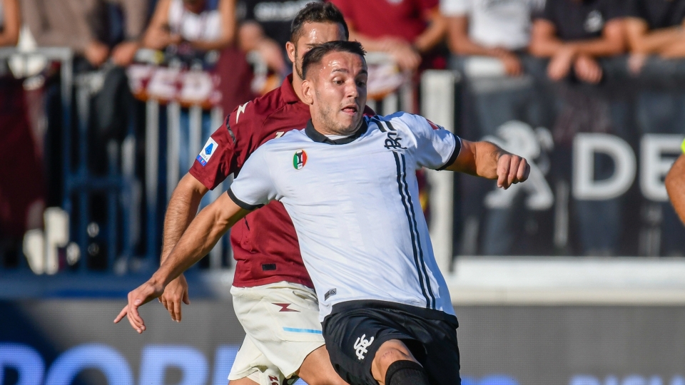 Rey Manaj in azione durante Spezia-Salernitana Manaj