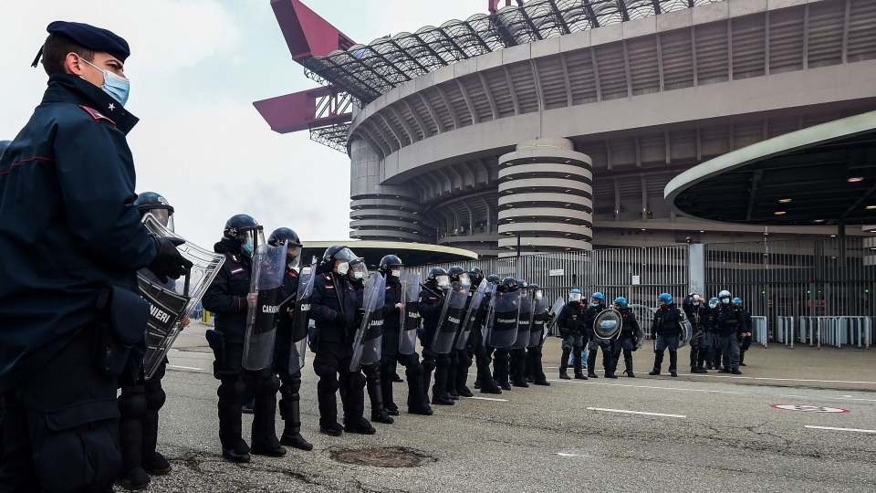Polizia a San Siro prima di Milan-Inter