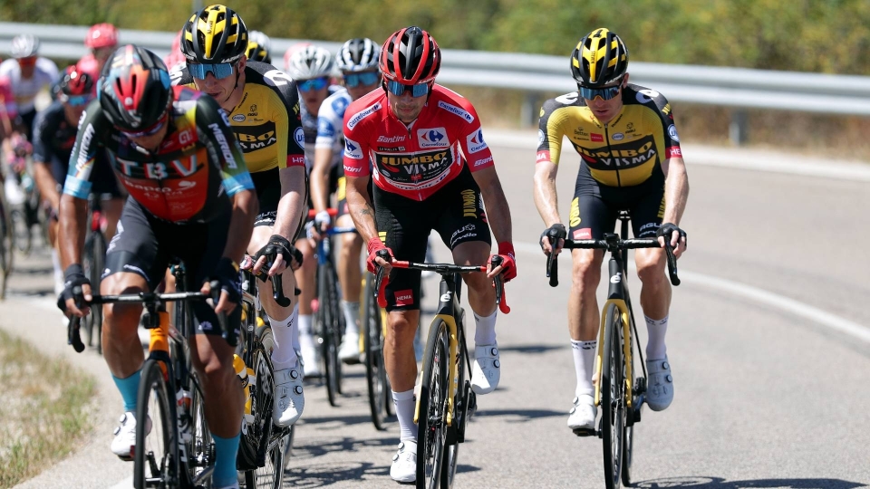 Primoz Roglic in maglia rossa