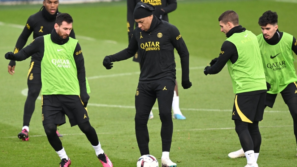 PSG 2022-2023:da sinistra, Lionel Messi, Kylian Mbappé e Marco Verratti impegnati in allenamento PSG 2022-2023:da sinistra, Lionel Messi, Kylian Mbappé e Marco Verratti impegnati in allenamento