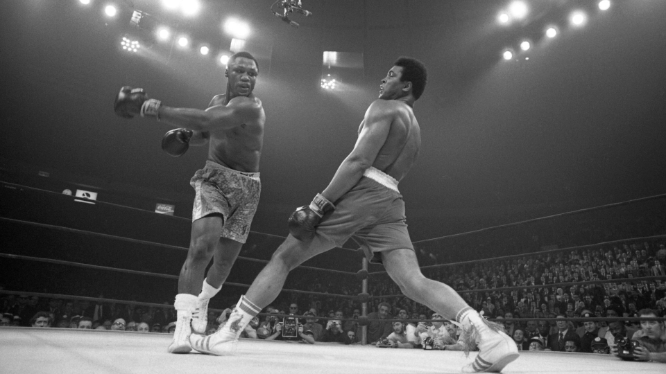 Pugilato, 50 anni dal match del secolo: quando Frazier battè Ali, le foto