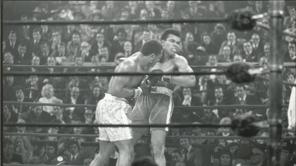 Pugilato, 50 anni dal match del secolo: quando Frazier battè Ali, le foto