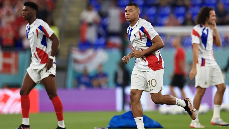 Mbappè in fase di riscaldamento Qatar 2022, Francia e Danimarca al via