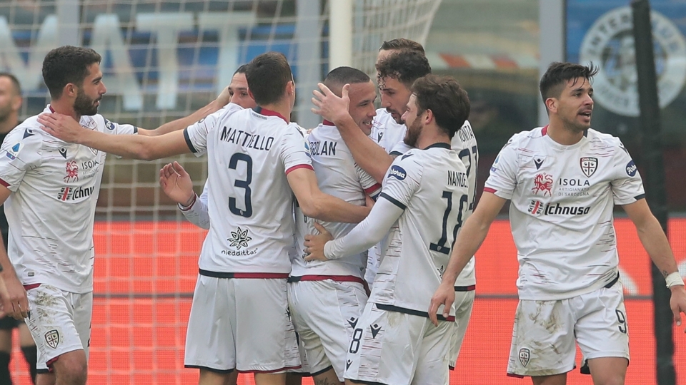 Radja Nainggolan is congratulated by his Cagliari team-mates Radja Nainggolan - cropped