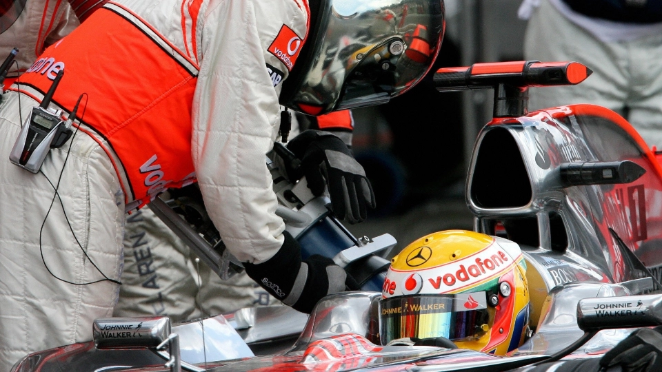 refuel mclaren hamilton