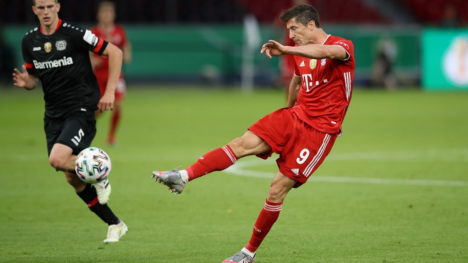 Il centravanti della Lazio ha battuto Robert Lewandowski del Bayern Monaco fermo a 34 reti. Scarpa d\