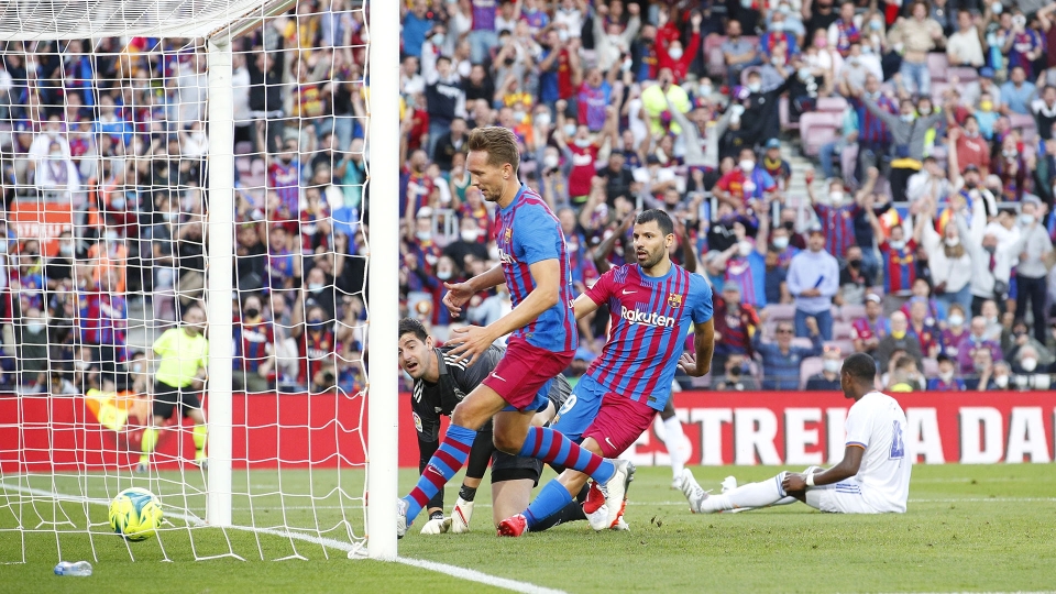 Sergio Aguero si ritira: la carriera del Kun in foto