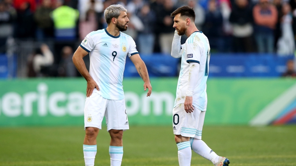 Sergio Aguero si ritira: la carriera del Kun in foto